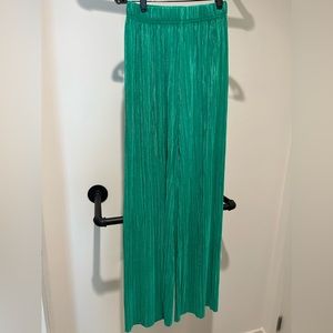 GREEN BOOHOO FLARE PANT — US SIZE 6